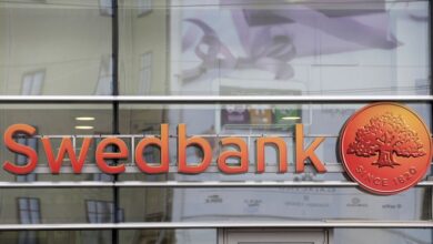 Swedbank beats its profit goal thanks to more interest income and raises its dividend.