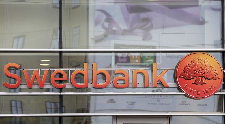 Swedbank beats its profit goal thanks to more interest income and raises its dividend.