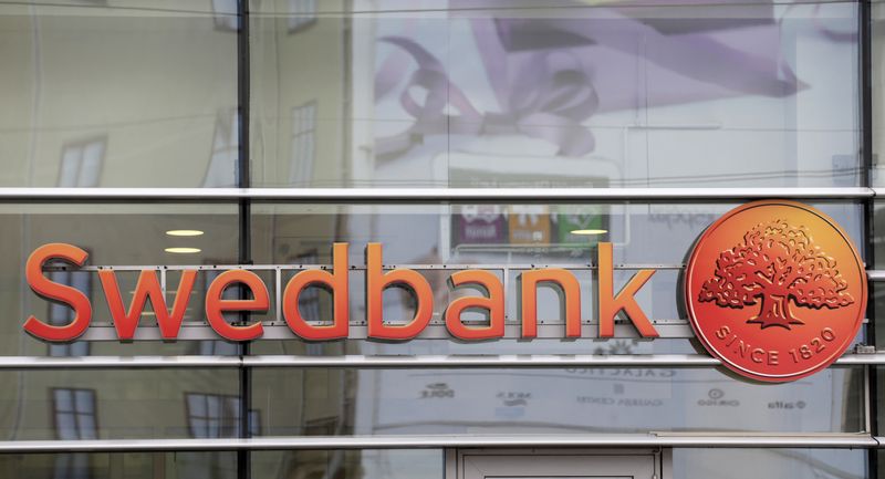Swedbank beats its profit goal thanks to more interest income and raises its dividend.