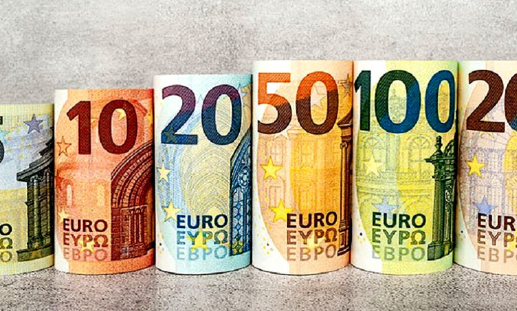 Euro Surges Against Pakistani Rupee in Recent Trend