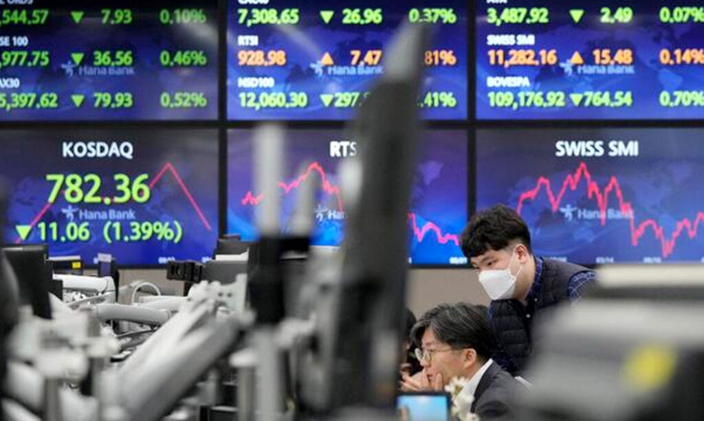 Asian Stocks Experience Downturn Due to Economic Worries, While Japan Boosted by Strong Earnings